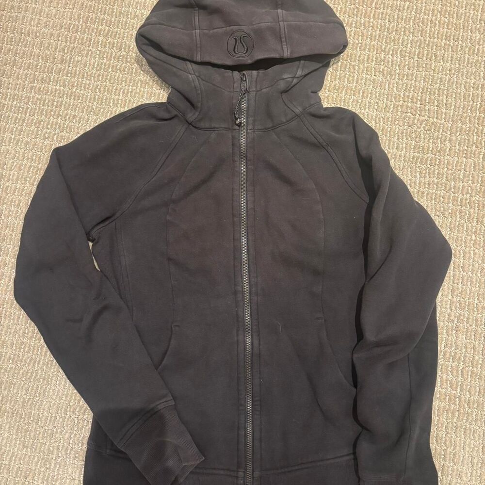 Lululemon Women's Black and Navy Hoodie